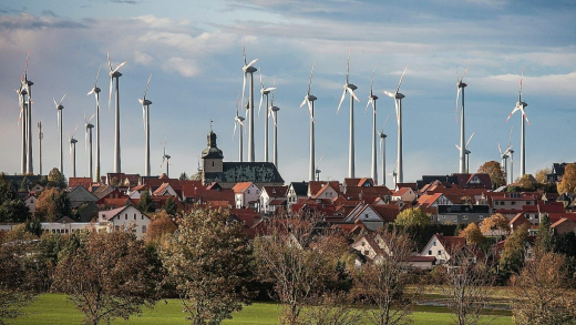 29 Windräder sind hinter der Ortschaft Struth in Thüringen zu sehen. Bild: CC