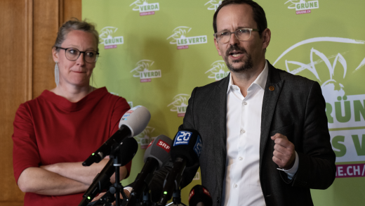 Nationalraetin Aline Trede (BE), links, und Nationalrat und Parteipraesident Balthasar Glättli (ZH), rechts an der heutigen Pressekonferenz. (Bild: Keyston/Peter Schneider)